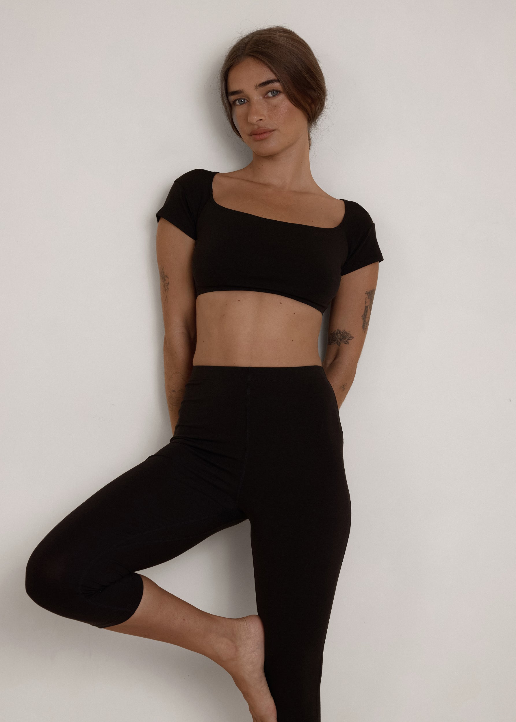 Yoga Pants - Scoop T-shirt Crop Top - Black