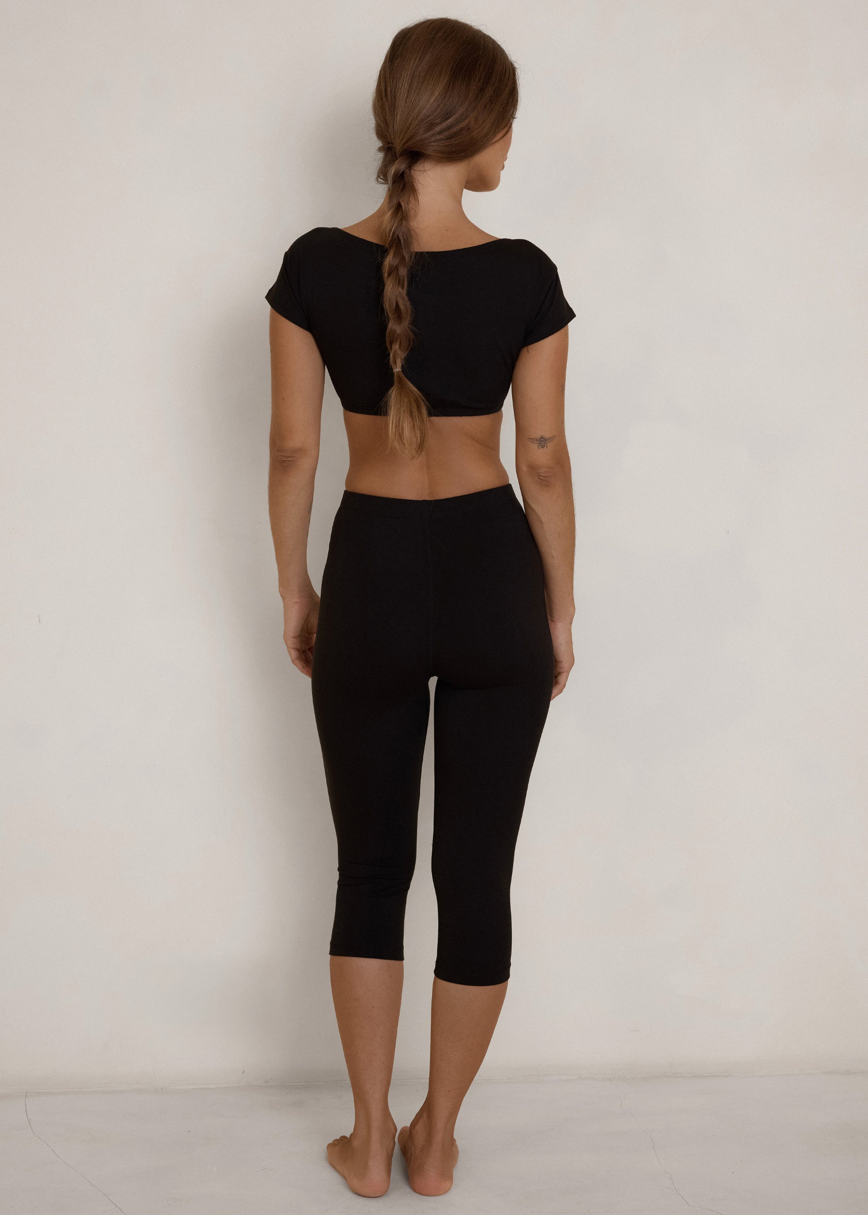 Yoga Pants - Scoop T-shirt Crop Top - Black